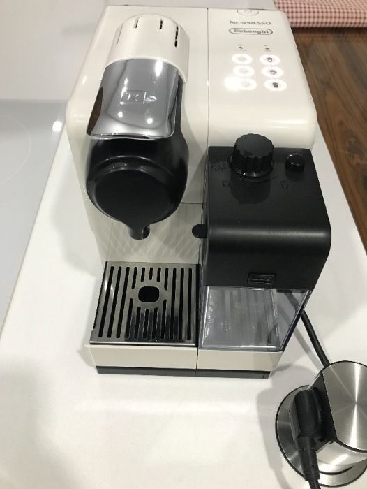 maquina de cafe nespresso LATTISSIMA TOUCH GLAM BLACK