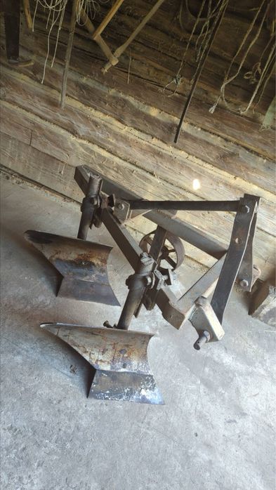 Плуг двокорпусний