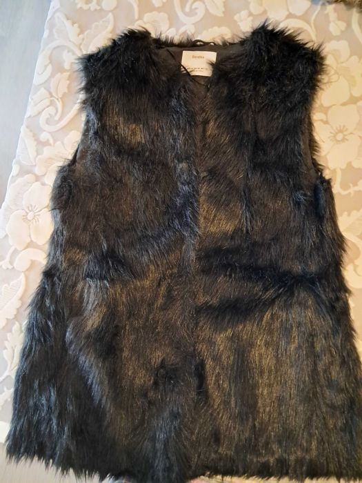 Colete em pelo preto