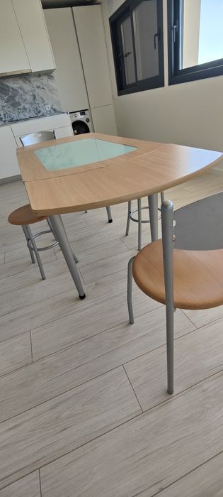Vendo mesa com cadeiras e bancos