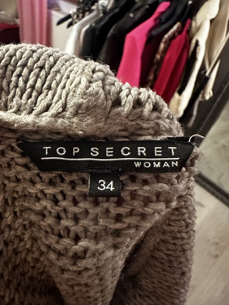 Beżowa sukienka sweterkowa z golfem Top Secret 36 S