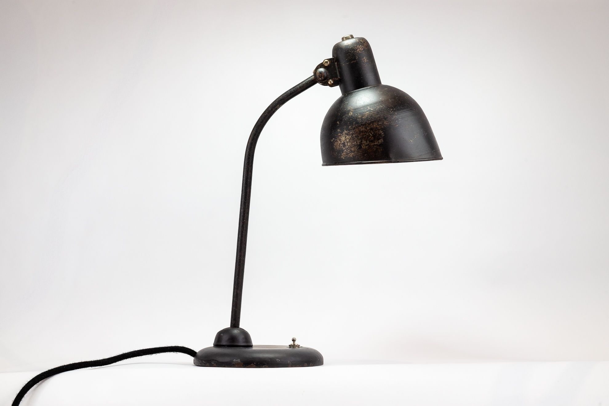 Lampa biurkowa w stylu "Bauhaus" wyprodukowana w pierwszej połowie XX