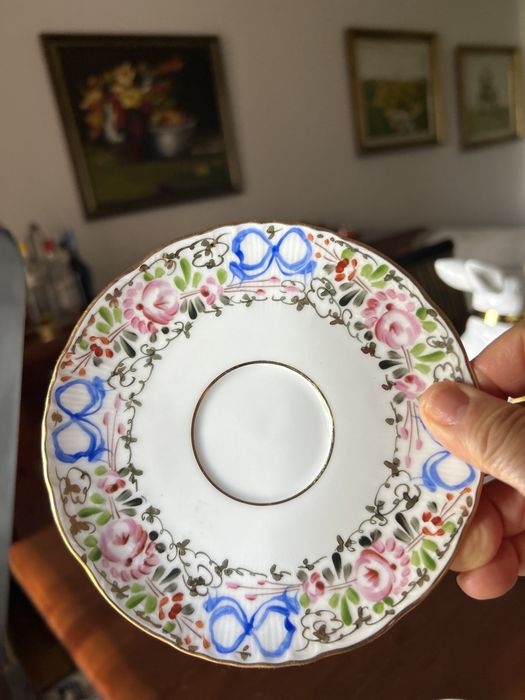 Chávena de chá com pires e prato de bolo e chávena de café com pires. da Vista Alegre, pintado à mão