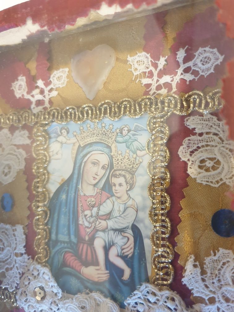 Amorosamente elaborado registo com imagem da Nossa Senhora e o Menino