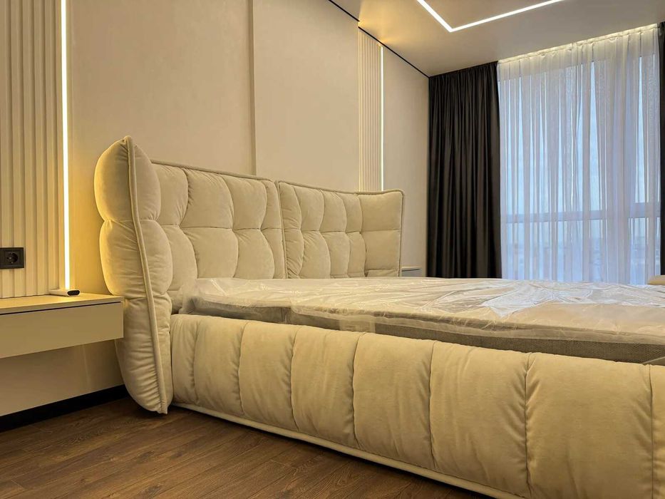 Сучасна двокімнатна в центрі