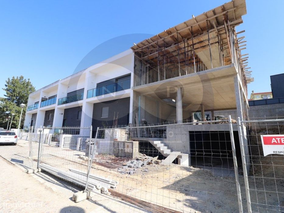 Em Construçao - Moradia Geminada em Caneças, 10 min. de Lisboa