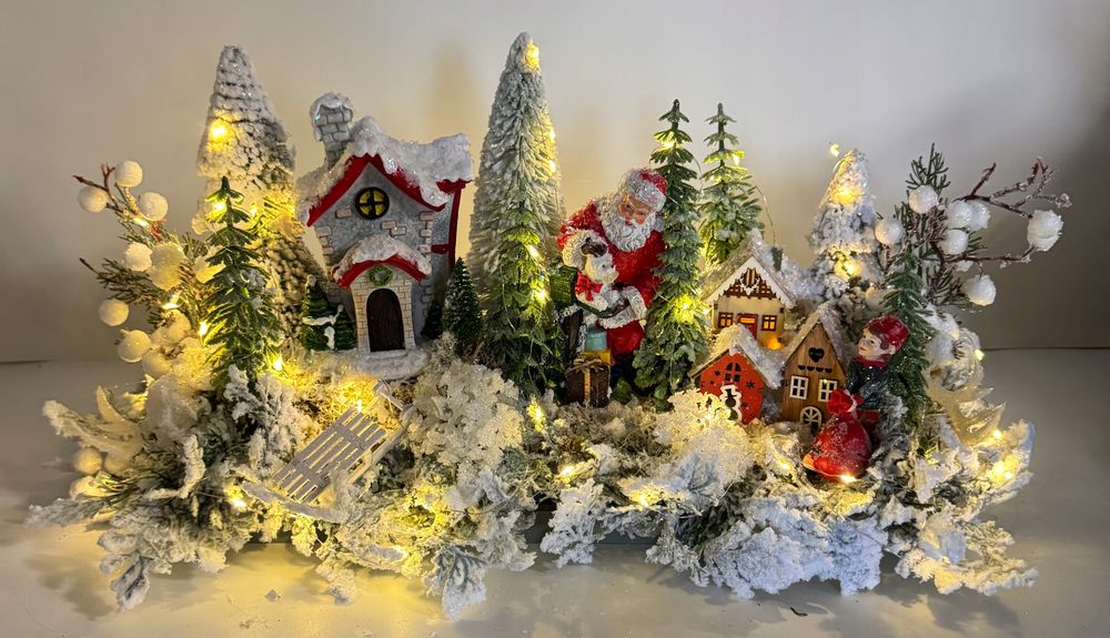 Stroik świąteczny zimowy z domkami Mikołajem i elfem LED