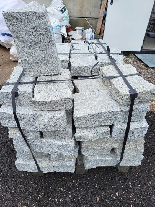 Granit murowy surowy łupany Kamień murowy szary Słupek granitowy szary