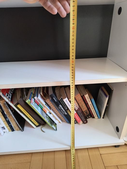 Zestaw białych mebli do salonu