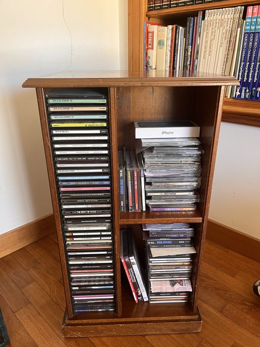 Móvel p/ 81 CD, p/DVD ou livros com base giratória