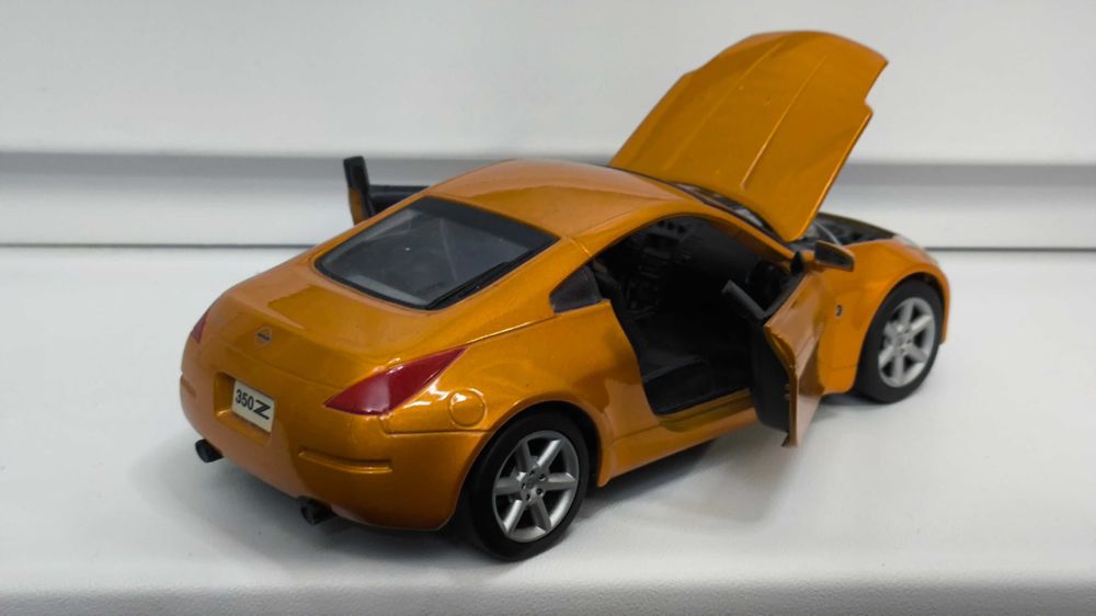 Модель, машинка Nissan 350Z 1.24 Maisto