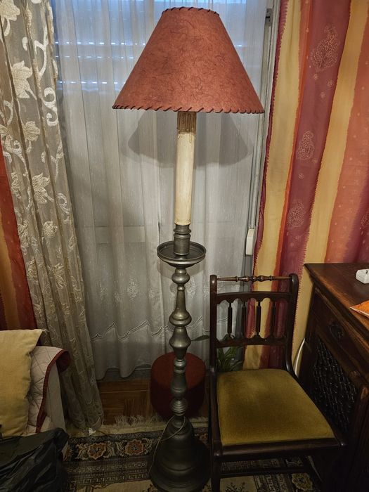 Candeeiro de pé vermelho