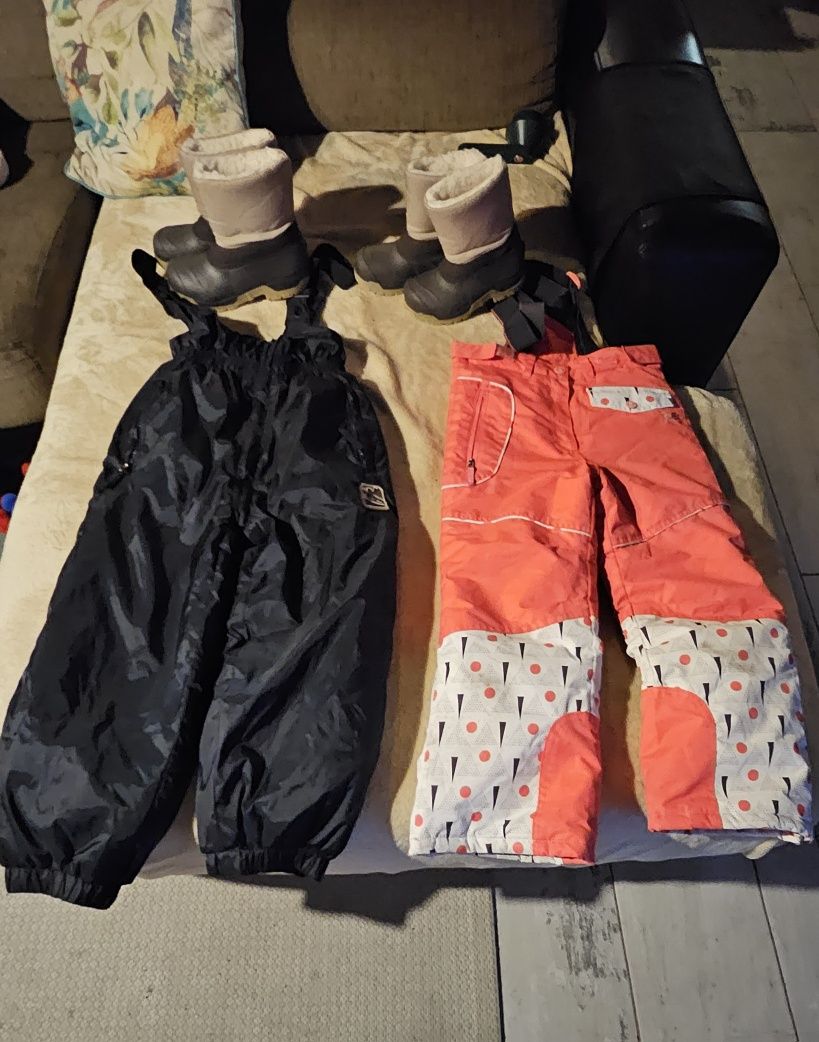 Vendo calças e botas de neve para criança