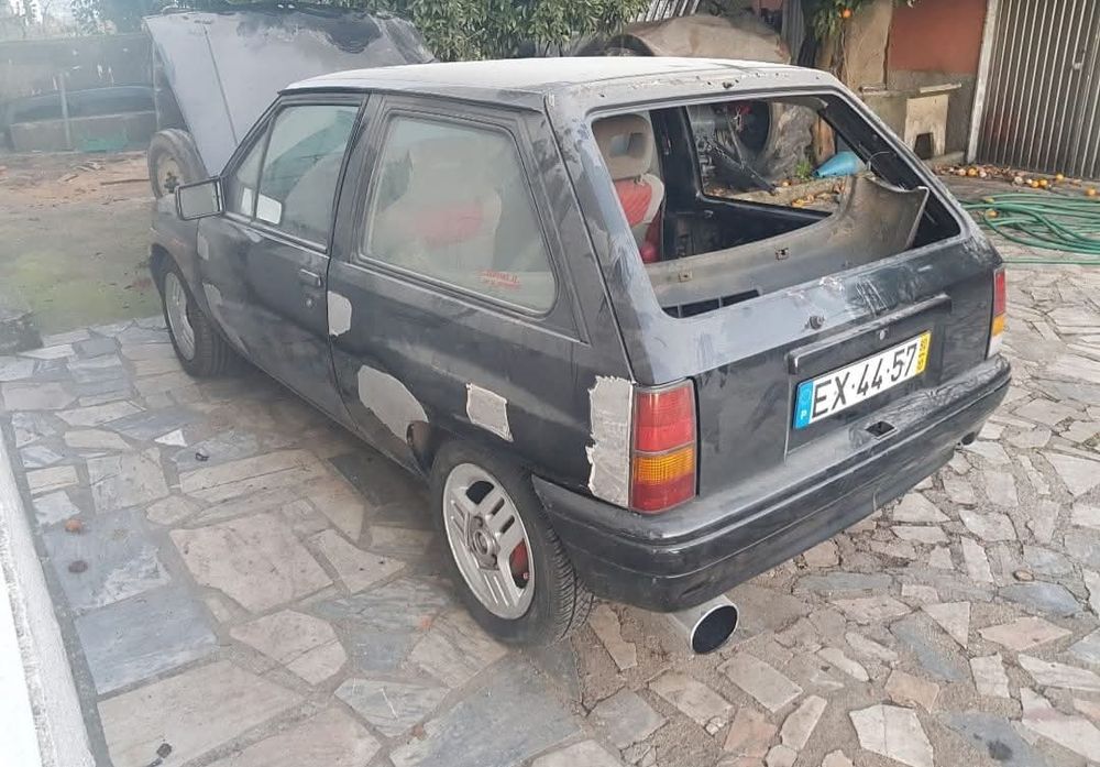 Opel corsa 1.4 Joy para venda falta pintura documentos em dia