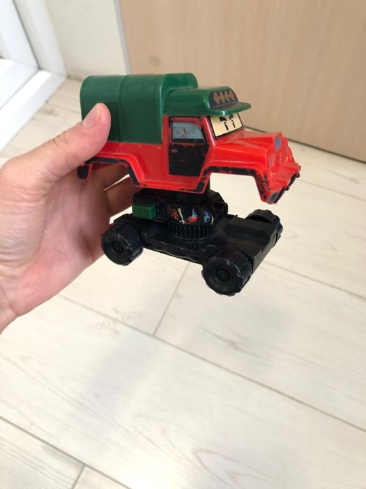 Машинки Молнія Макквін і його друзі різні