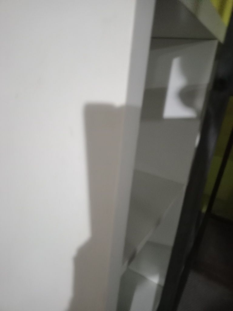 Armário com prateleiras