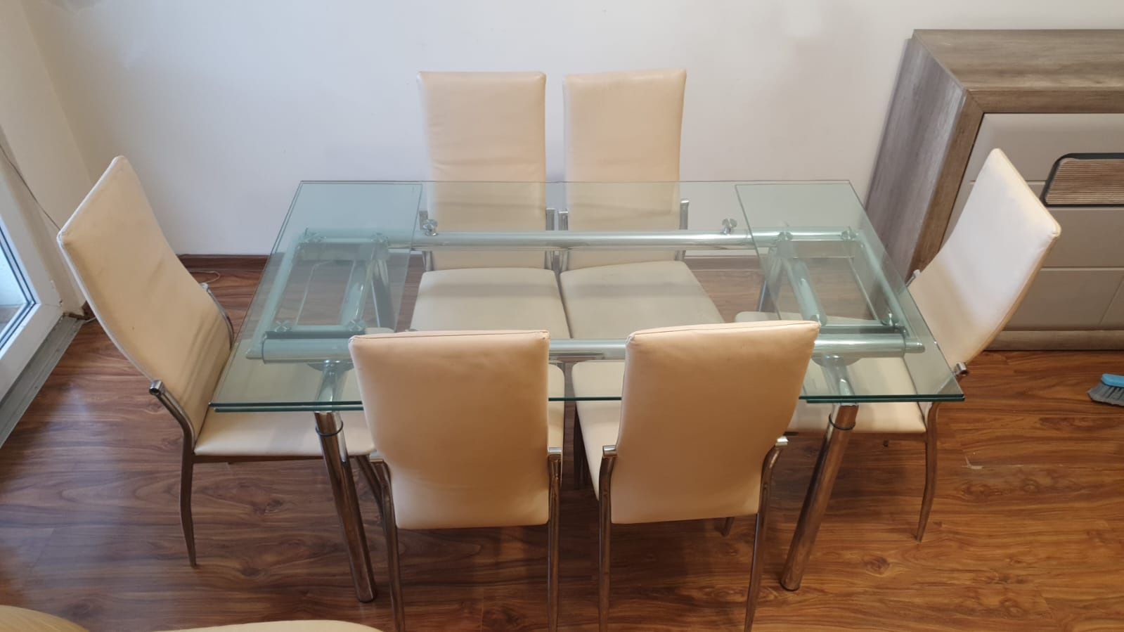 Szklany stół z kompletem skórzanych krzeseł