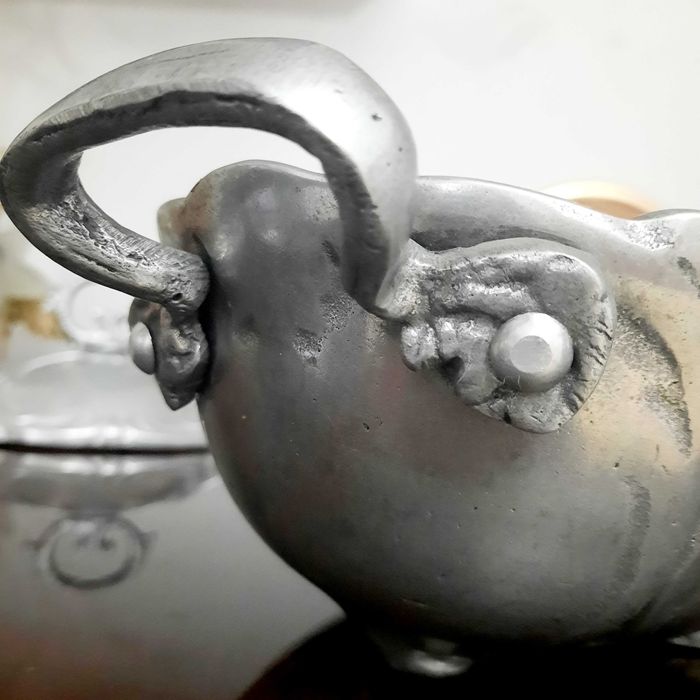 Antiga terrina de alumínio com bandeja.