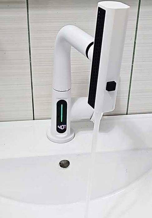 Bateria biała stojąca z wyświet. temp wyciągana wylewka,3 tryby strumi