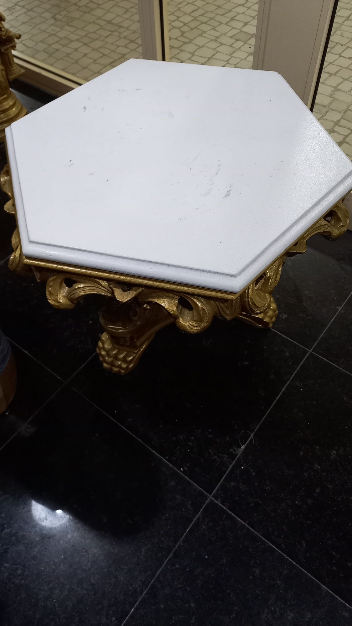 Mesa de apoio decorativa dourada