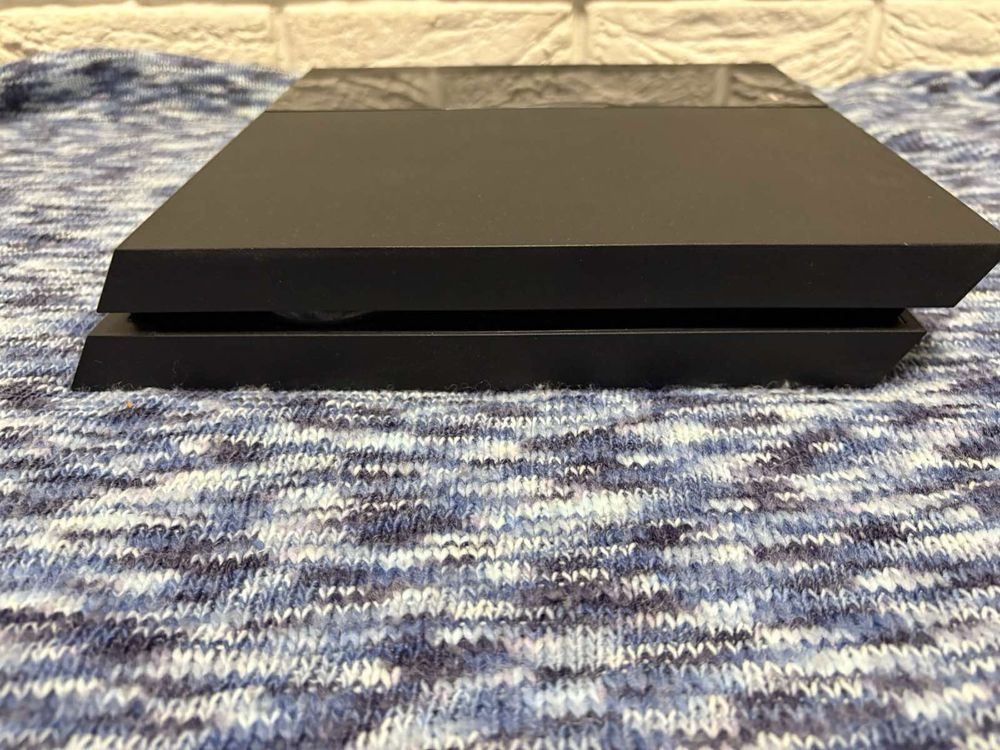 Приставка PS4.