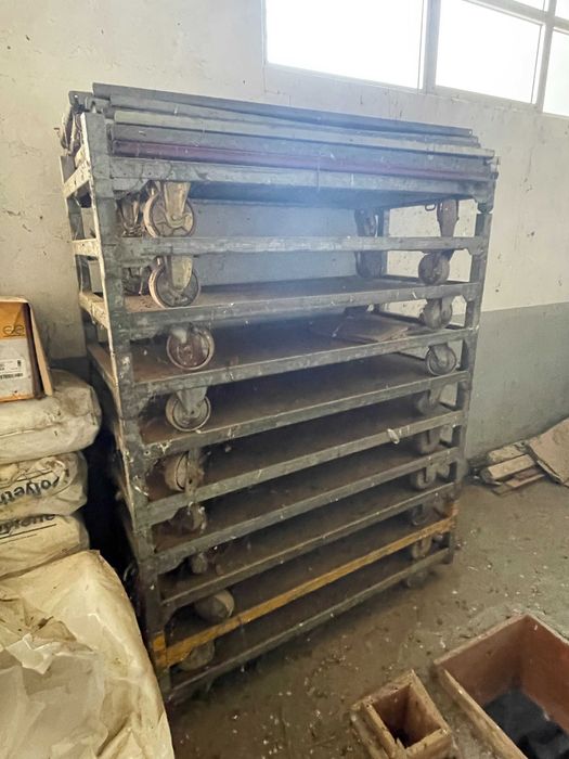 Carrinho Galvanizado para Flores . Roll container .