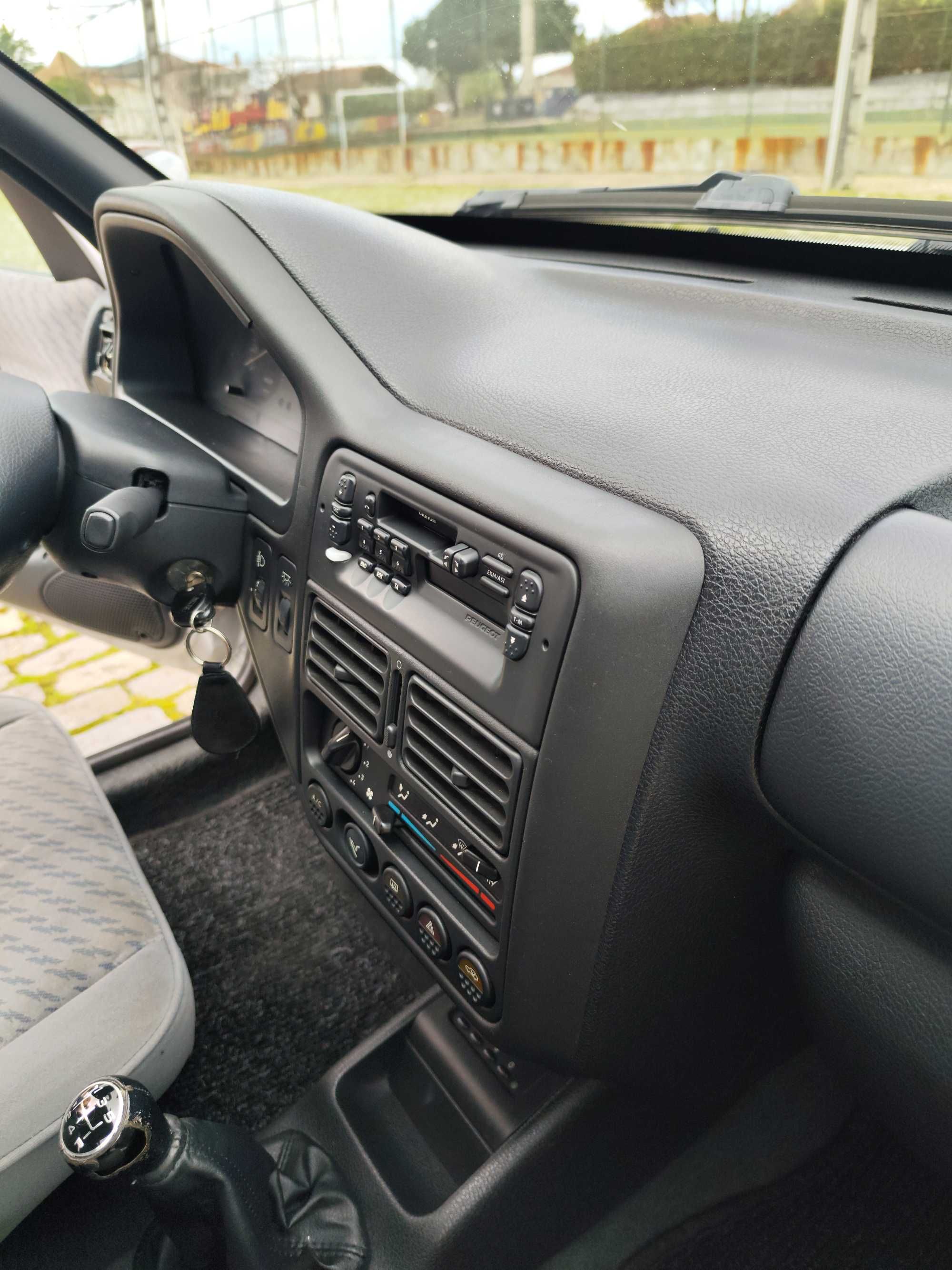PEUGEOT 106 (com poucos kms) RESERVADO