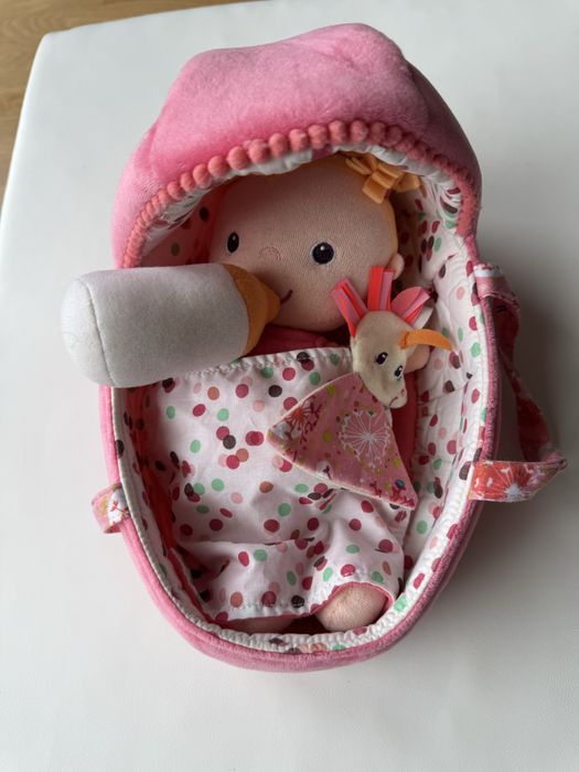 LILLILUTIENS Lalka Louise -dzidziuś w gondoli z przytulanką i butelką