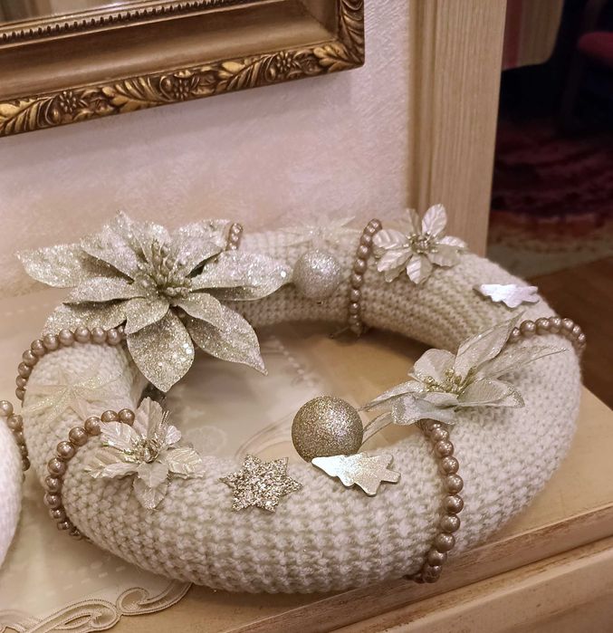 Ręcznie robiony wieniec świąteczny 'Zimowy Glamour' ecru/srebro 23 cm.