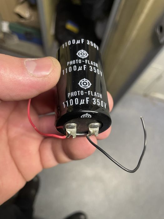 Конденсатор електролітичний для фотоспалаху 1100 мкф 350 в.