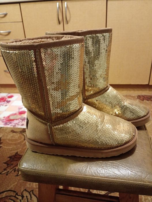 Зимові золоті уггі