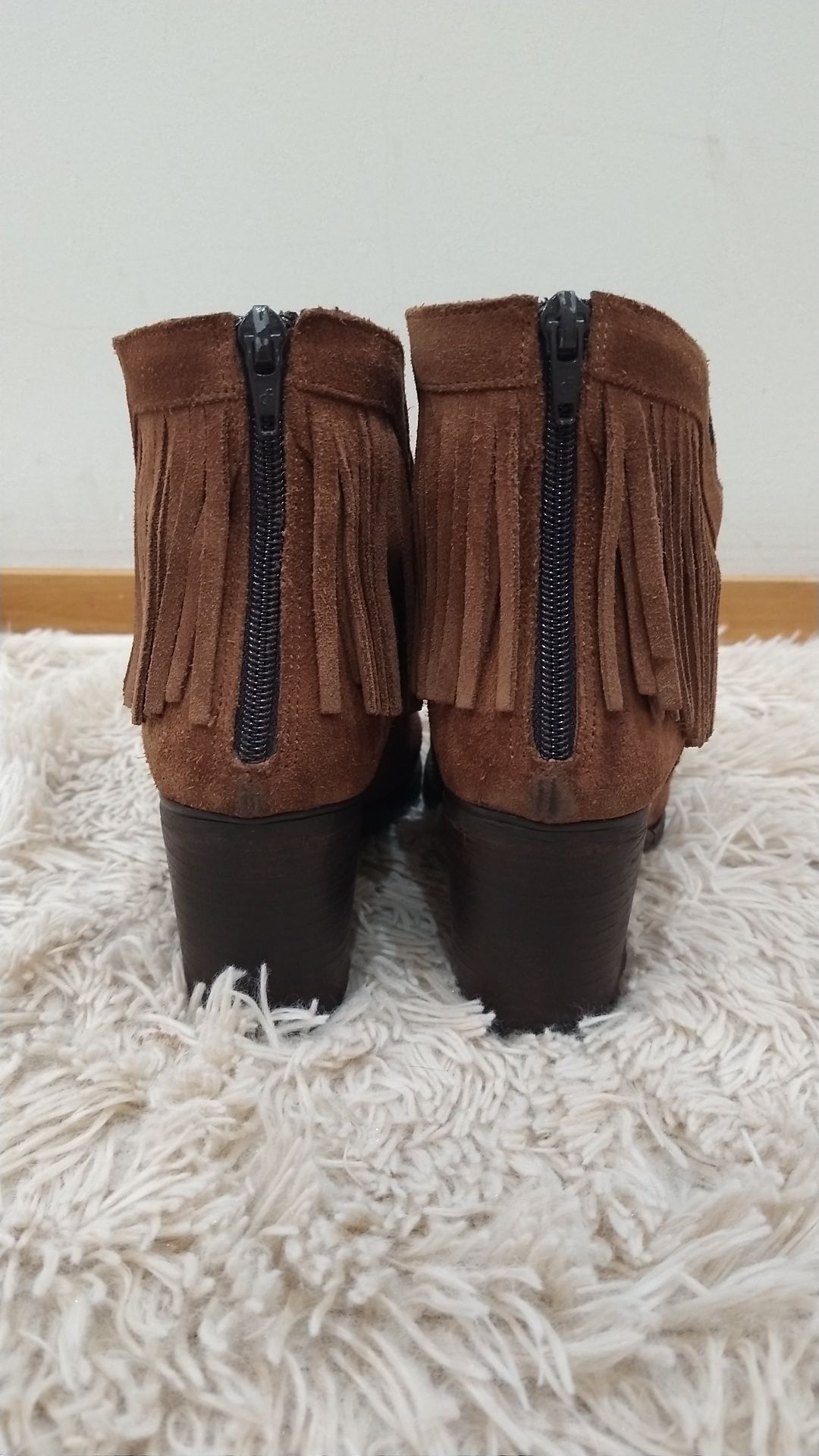 Bota camel com franjas