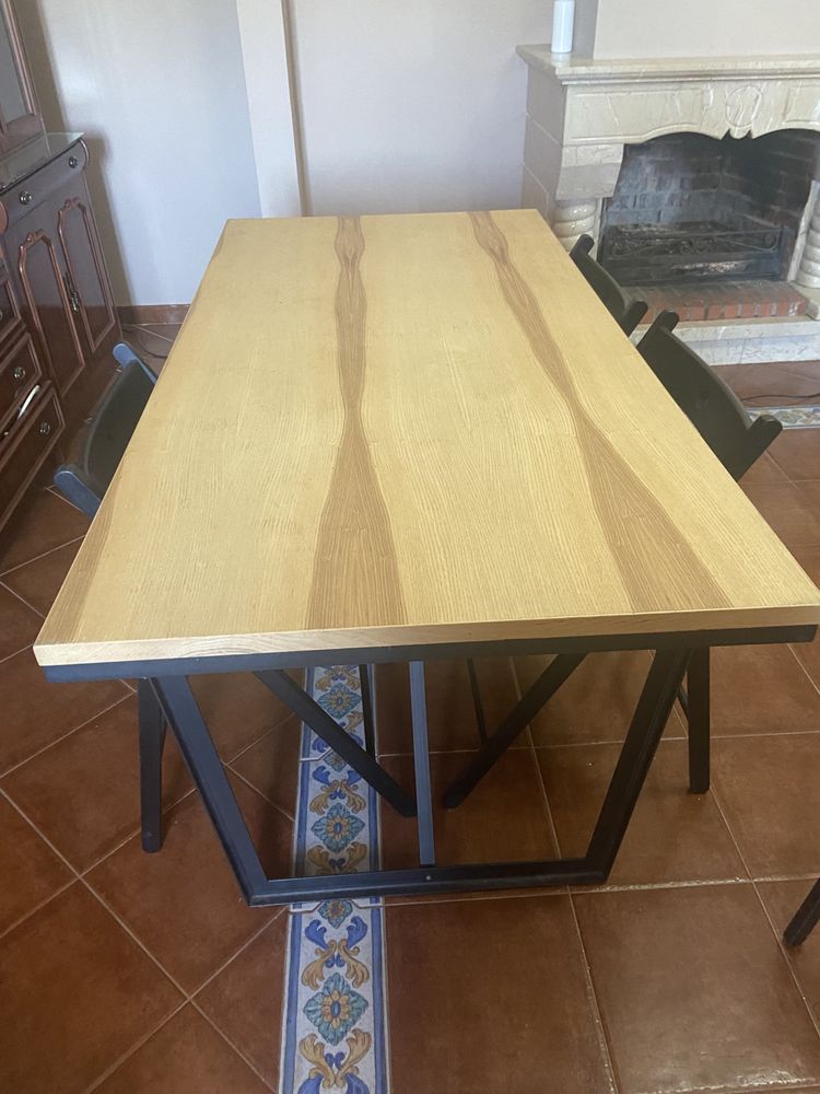 Mesa de jantar com 4 cadeiras