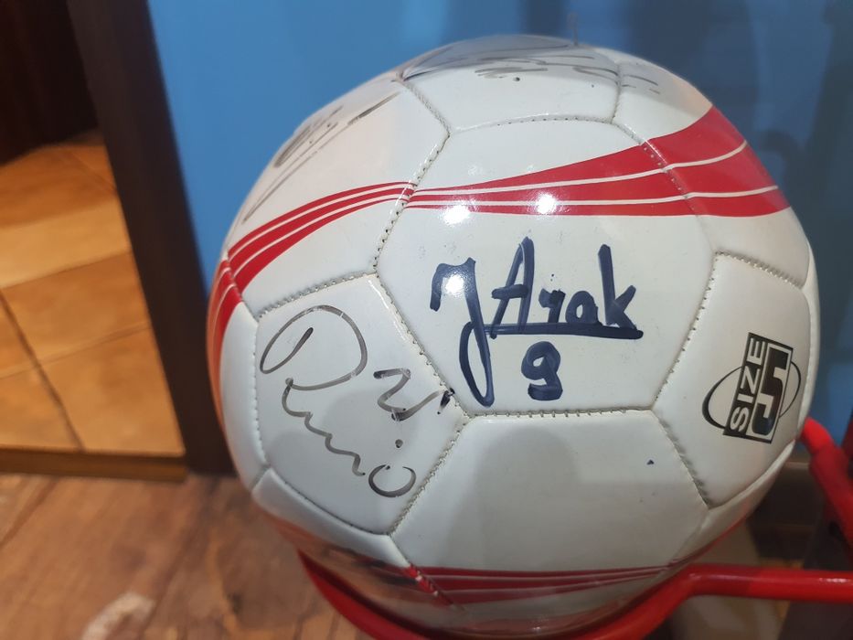 Sprzedam pilke z autografami pilkarzy RUCHU CHORZOW dodatkowo GRATIS