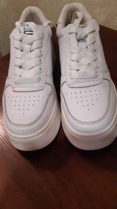 Кросівки жіночі нові