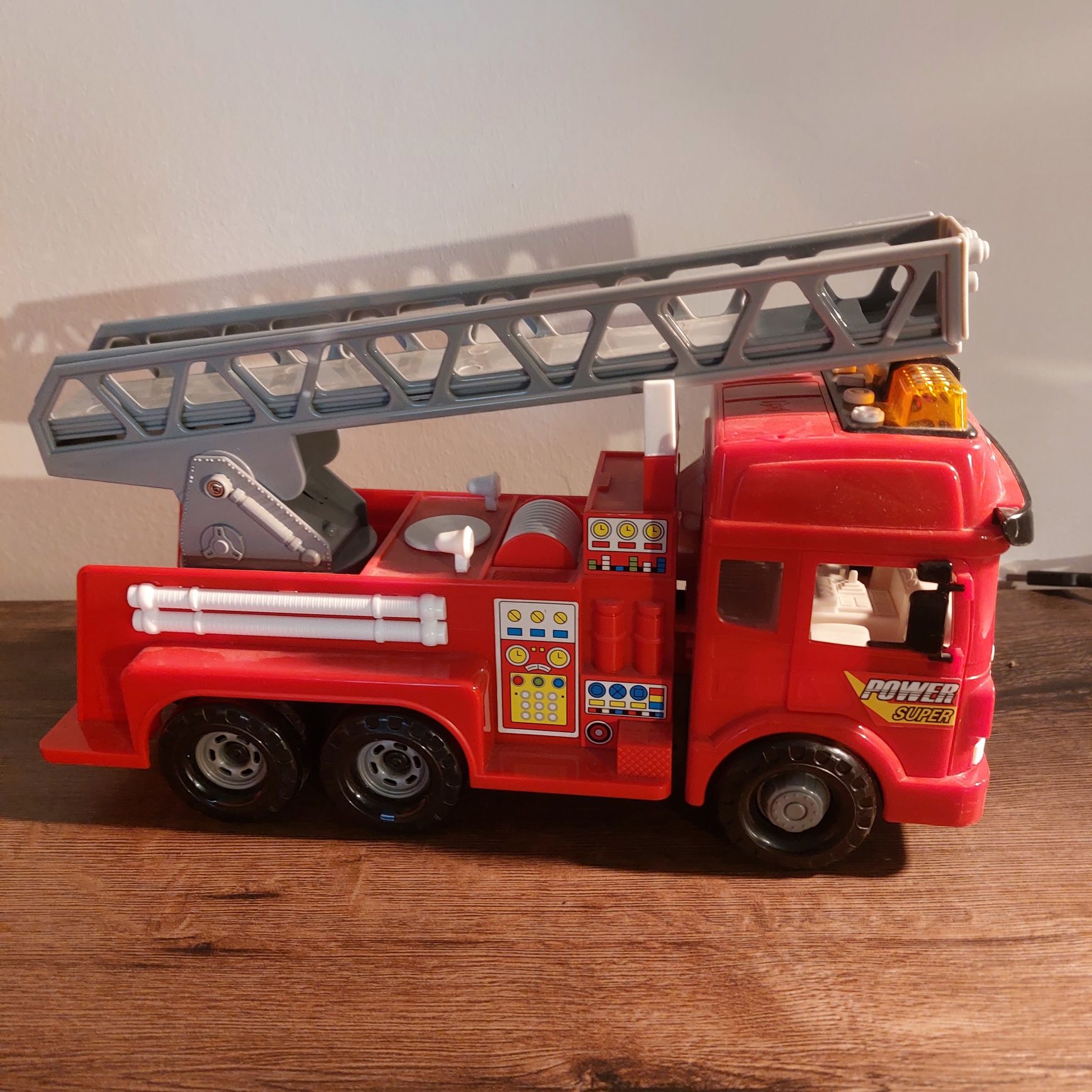 Wóz strażacki z rozsuwaną drabiną