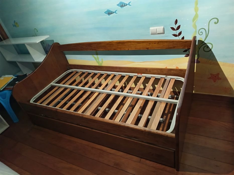 Cama em cerejeira solteiro, com cama extra em baixo + 2 colchões + 2 a