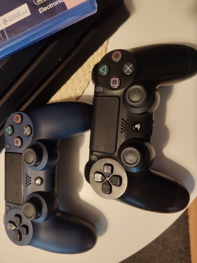 PS4 PRO PlayStation4 stan bdb, 2 pady, gry
