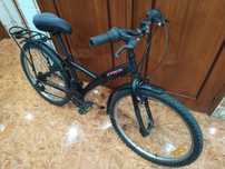 Bicicleta com porta-bagagem casa quarto apartamento vivenda escritório