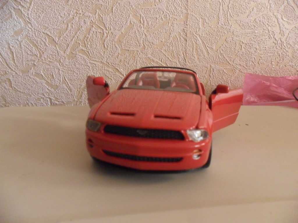 Металлическая машинка Maisto 1-24 Mustang mercedes