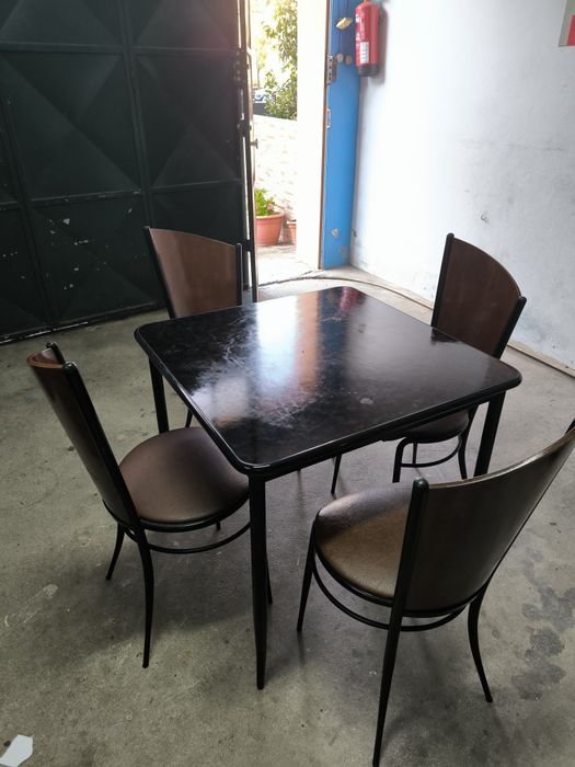 Mesa com 4 cadeiras