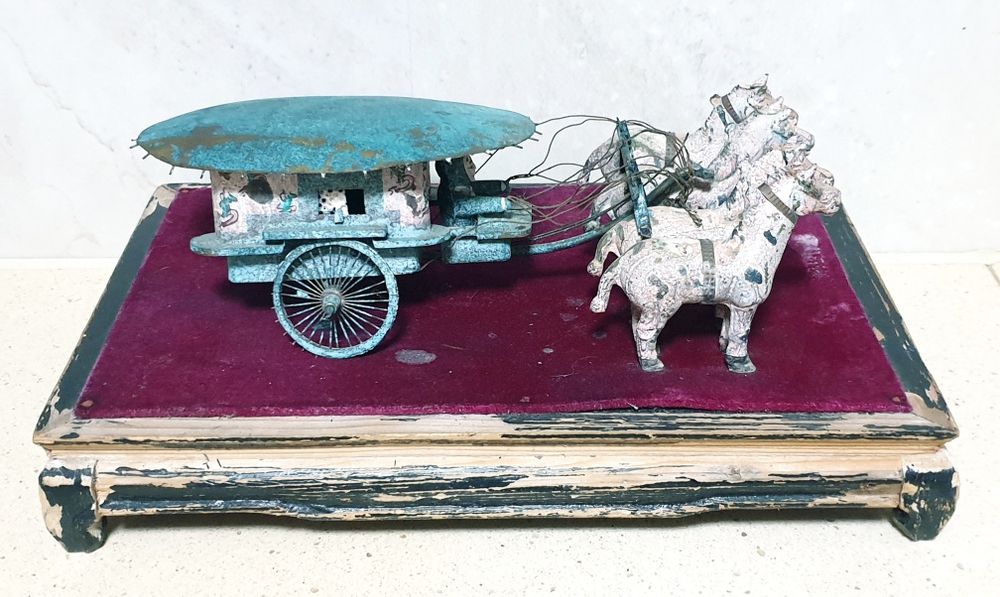 Antigo reprodução da carruagem chinesa do imperador Qin Chi Huang