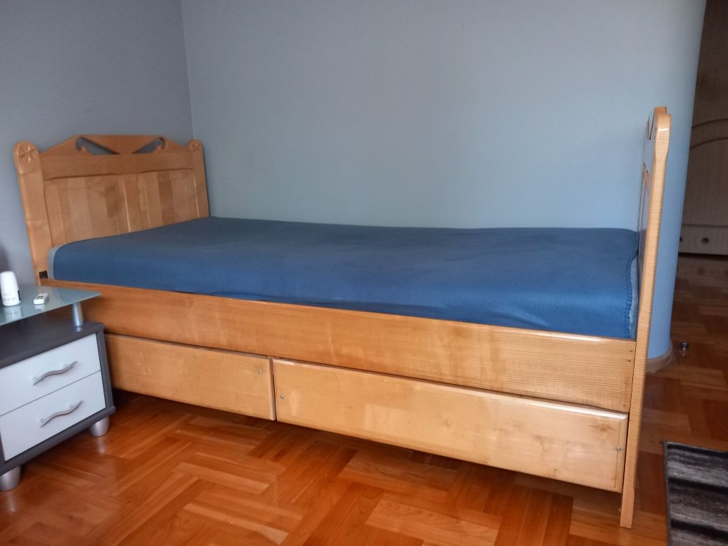 Łóżko jednoosobowe drewniane