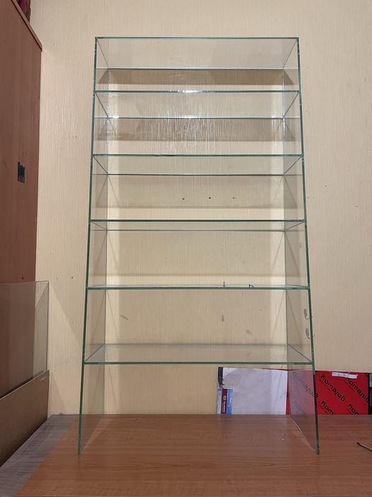 Скляна полиця-вітрина