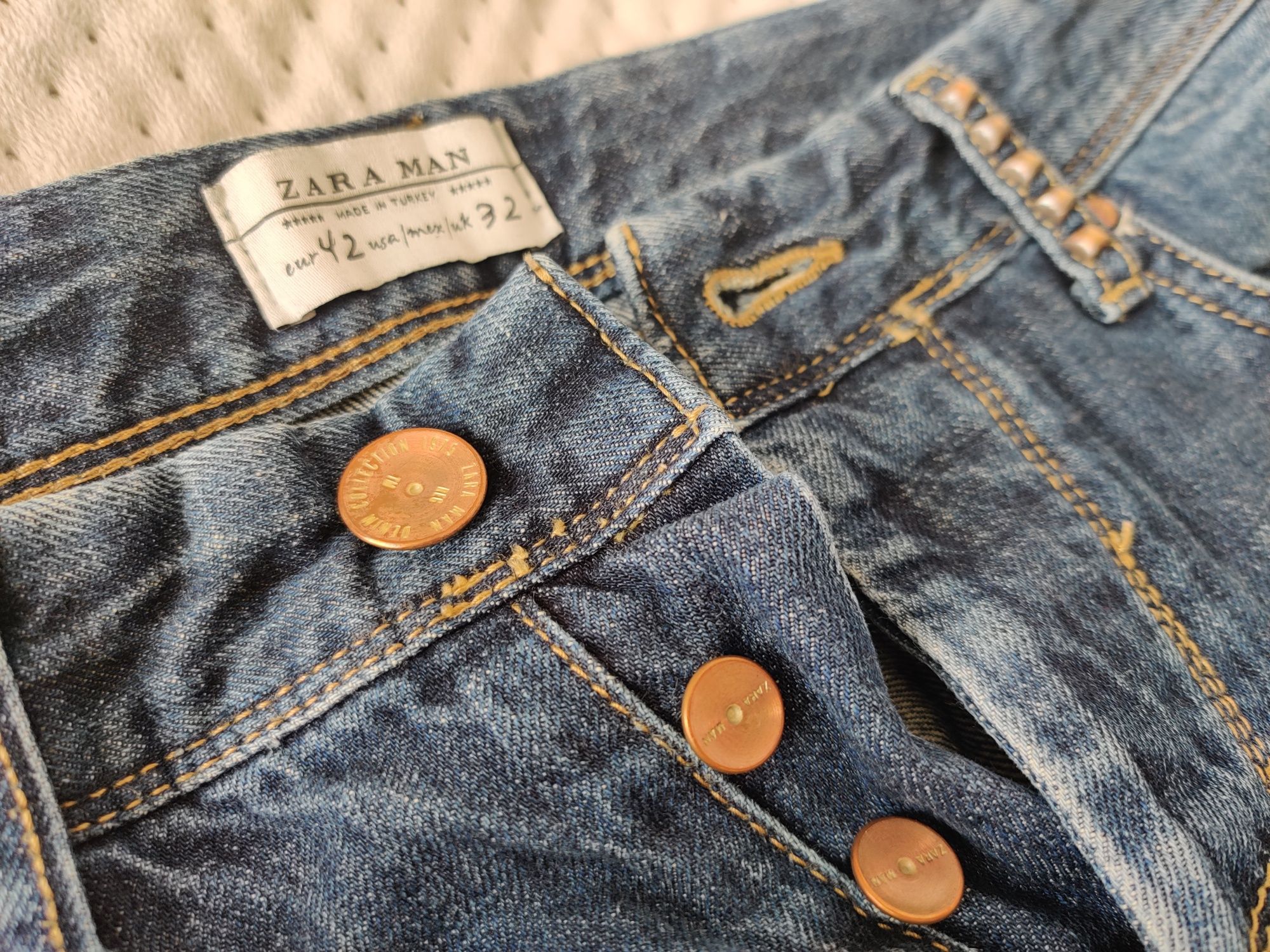 Ciekawe jeansy męskie Zara Man rozmiar L
Rozmiar L 42 EUR