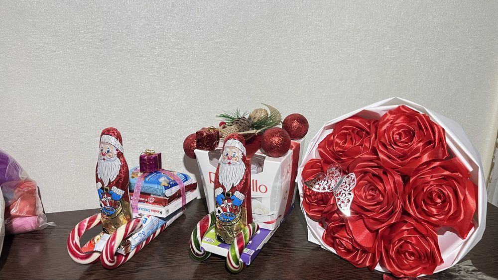 Сододкі подарунки , квіти з атласної трічки