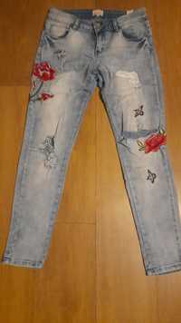 Spodnie jeans dziury i kwiaty roz M