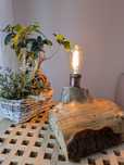 Drewniana lampka z naturalnymi kształtami handmade