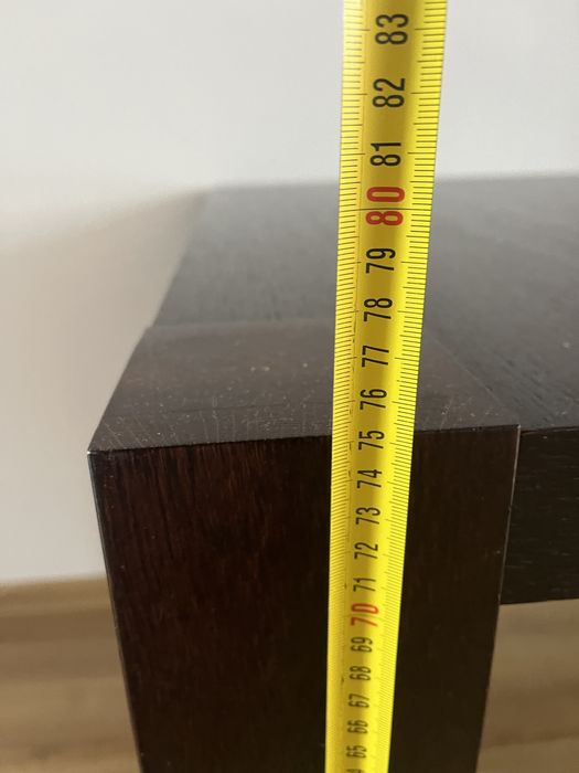 Stół drewniany do jadalni salonu