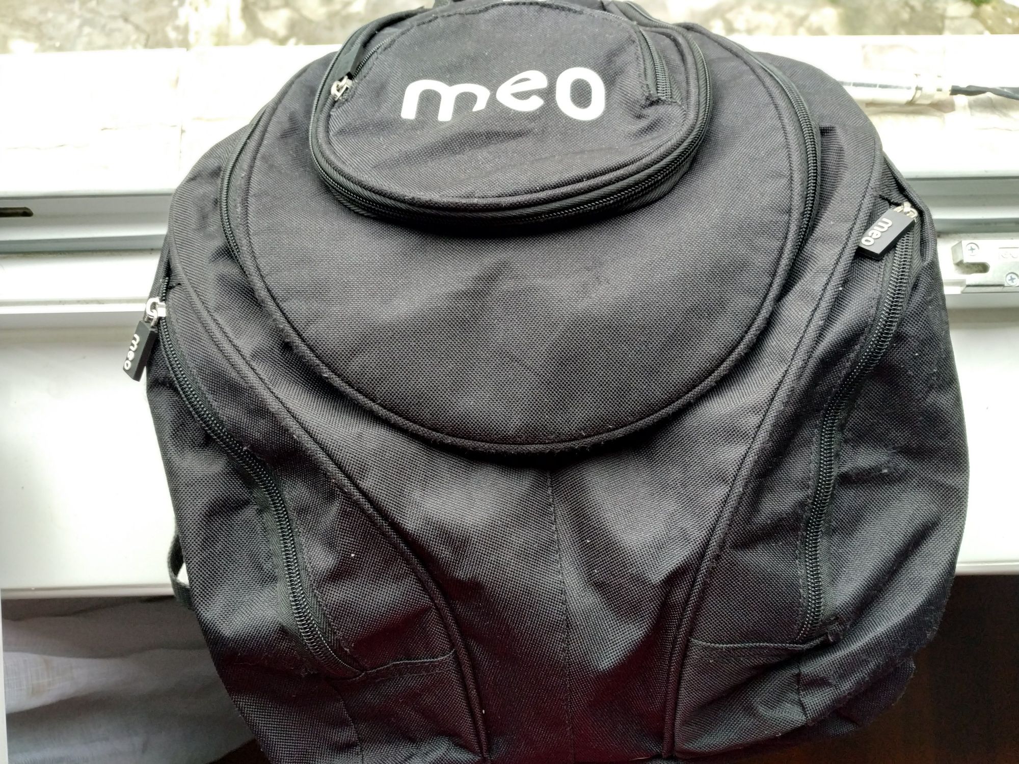 Mochila preta Meo impecável